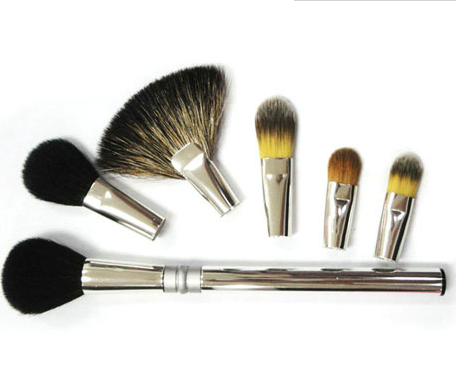 哪些化妝用品需要放冰箱保存？