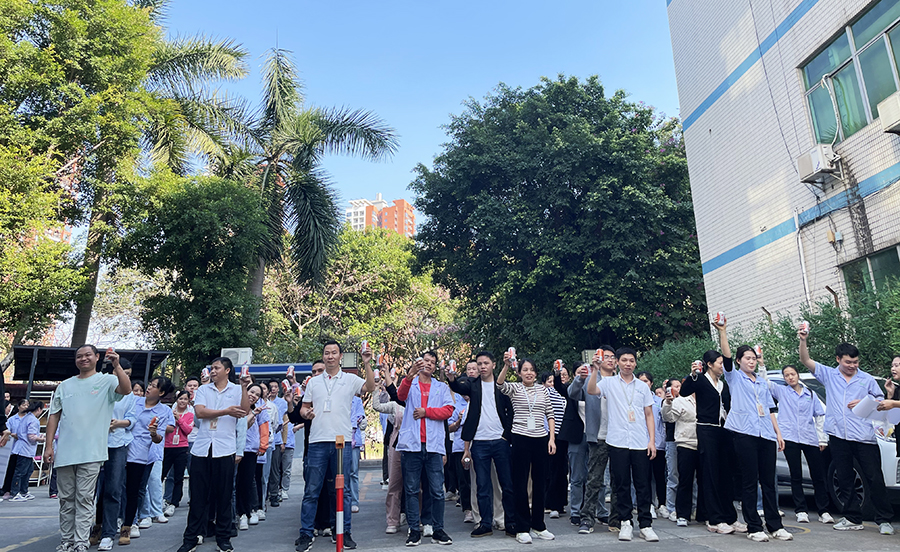 ”聚力同行 繩彩飛揚“~拔河比賽在午夜小视频在线观看人的一聲聲呐喊助威中圓滿結束！