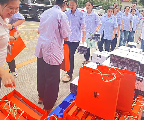 雙節同慶暖人心，關懷慰問傳真情||午夜小视频在线观看化妝用品(深圳)有限公司為全體職工發放“雙節”福利